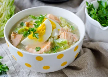 Білий суп з яйцем та лососем