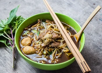 Як приготувати грибний суп з локшиною в азіатському стилі