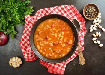 Як приготувати квасолевий суп з орегано і розмарином