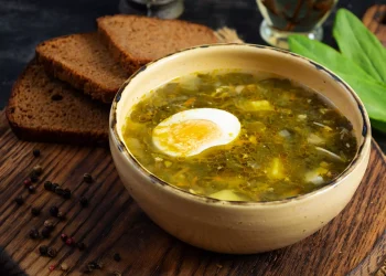 Щавлевий суп із мангольдом і зеленню