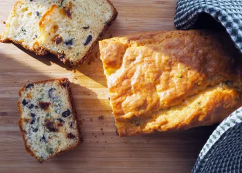 Кекс із в'яленими помідорами, оливками та сиром на сметані