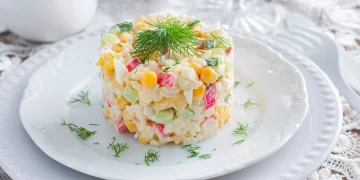 Салат крабовий класичний: рецепт із кукурудзою та рисом