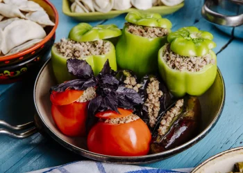 Фарширований перець із гречкою, куркою та кабачками