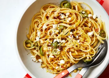 Лимонна паста з оливками та фетою