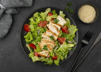 Салат з куркою та кунжутом