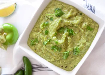 Сальса з томатілло і авокадо