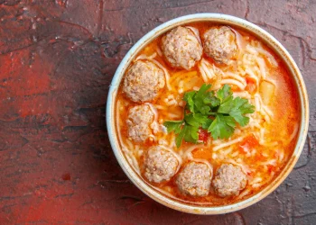 Суп з фрикадельками та овочами