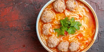 Суп з фрикадельками та овочами
