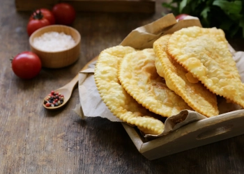 Тісто для чебуреків на молоці