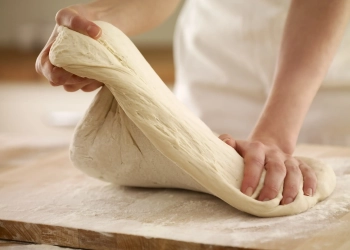 Тісто для пиріжків на кефірі без дріжджів