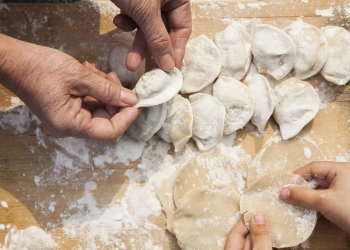 Тісто для вареників на кефірі без яєць