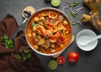 Том ям з креветками та рибним соусом