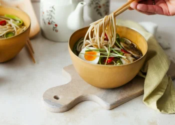 Азiйський суп з локшиною, овочами та грибами