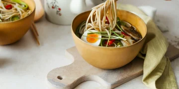 Азiйський суп з локшиною, овочами та грибами