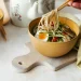 Азiйський суп з локшиною, овочами та грибами