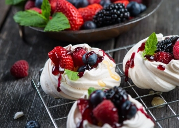 Безе з ягодами