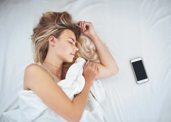Чому не можна спати поруч з телефоном