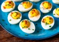 Фаршировані яйця з оливками