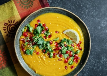 Осінній гарбузовий крем-суп з лимоном і зеленню