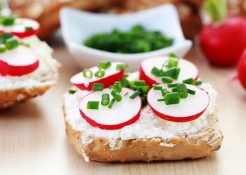 Весняні канапе з редисом і огірком