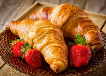 Круасани з полуницею