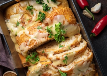 Курка в лаваші під соусом