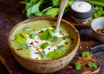 Легкий крем-суп з селери з вершками та спеціями