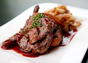 Свинячі медальйони з апельсиновою цедрою