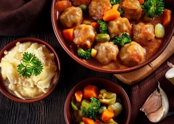 М'ясні кнелі з тушкованими овочами