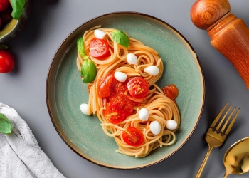 Паста з томатами у власному соку
