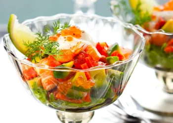 Салат із креветками та авокадо