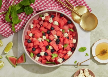 Салат з кавуном, сиром фета та чорницею