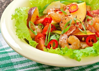 Салат з креветками та авокадо