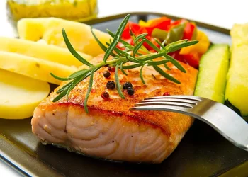 Стейк із лосося з грибами та овочами