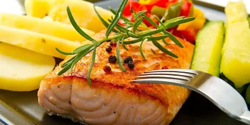 Стейк із лосося з грибами та овочами