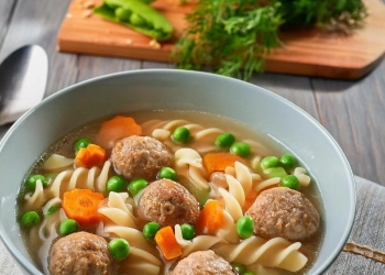 Суп з фрикадельками та вермішеллю