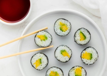 Вегетаріанські суші з авокадо та манго