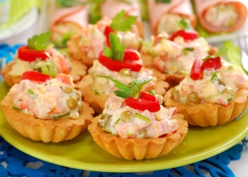 Тарталетки з м’ясним салатом