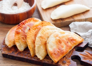 Тісто для чебуреків на мінералці