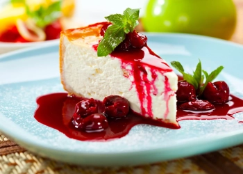 Творожна запіканка з вишневим соусом