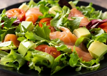 Салат з авокадо та лососем