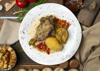 Ароматне рагу з м’ясом на кістці та картоплею в соусі