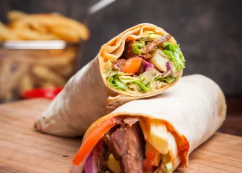 Домашня шаурма з куркою та овочами