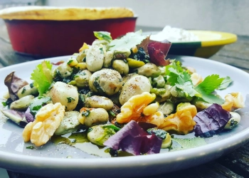 Легкий салат із квасолею, зеленню та волоськими горіхами