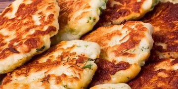 Ліниві пиріжки з ковбасою та сиром