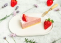 Полуничний чизкейк без випічки