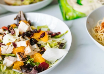 Освіжаючий салат із куркою та цитрусами для вітамінного заряду