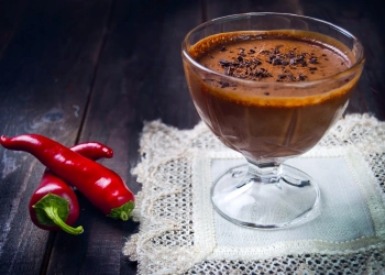Пікантний шоколадний мус із чилі