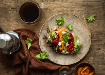 Легкий сендвіч із запеченим перцем, салатом та фетою