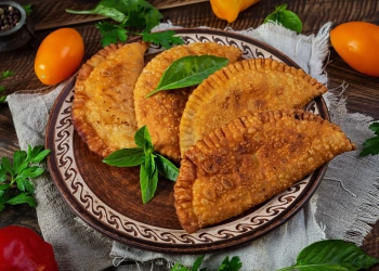 Як приготувати чебуреки з м’ясною начинкою вдома
